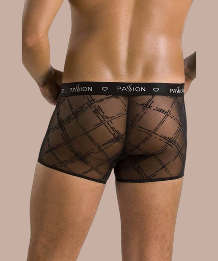 Passion – 032 Short James Schwarz S/m Pleasurements Passion 032 Shorts James in zwart met een transparant ruitpatroon en elastische tailleband.