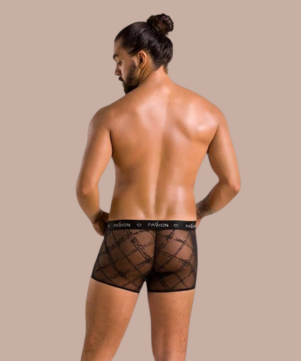 Passion – 032 Short James Schwarz S/m Pleasurements Passion 032 Shorts James in zwart met een transparant ruitpatroon en elastische tailleband.