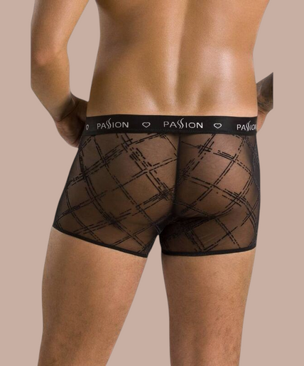 Passion – 032 Short James Schwarz S/m Pleasurements Passion 032 Shorts James in zwart met een transparant ruitpatroon en elastische tailleband.