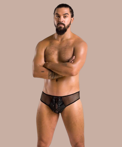 Passion – 035 Slip Richard Schwarz S/m Pleasurements Passion zwarte herenslip met mesh details en vetersluiting gedragen door een model