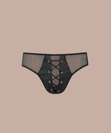 Passion – 035 Slip Richard Schwarz S/m Pleasurements Passion zwarte herenslip met mesh details en vetersluiting gedragen door een model