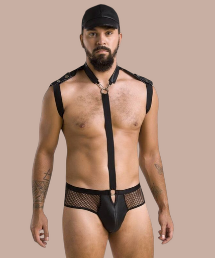 Passion – 038 Set John Schwarz S/m Pleasurements Passion 038 Set John zwart herenondergoed met harnas, mesh details en lederlook accenten