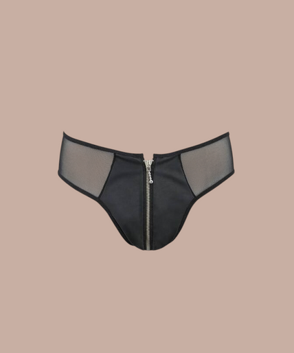 Passion – 042 Slip Timmy Schwarz S/m Pleasurements Passion 042 Slip Timmy zwarte herenslip met ritsdetail gedragen door een model