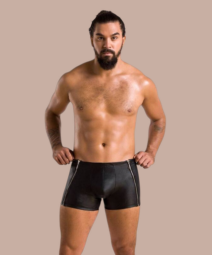 Passion – 049 Short Matt Schwarz L/xl Model draagt Pleasurements Passion 049 shorts in matzwart met opvallende ritsdetails aan de zijkanten.