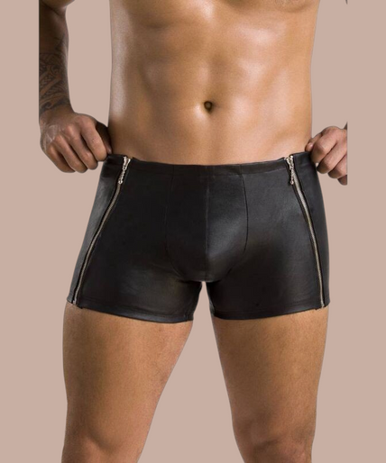 Passion – 049 Short Matt Schwarz L/xl Model draagt Pleasurements Passion 049 shorts in matzwart met opvallende ritsdetails aan de zijkanten.