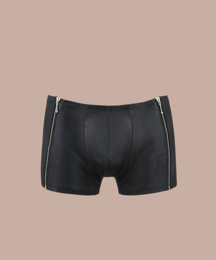 Passion – 049 Short Matt Schwarz L/xl Model draagt Pleasurements Passion 049 shorts in matzwart met opvallende ritsdetails aan de zijkanten.