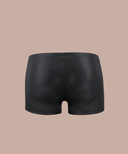 Passion – 049 Short Matt Schwarz L/xl Model draagt Pleasurements Passion 049 shorts in matzwart met opvallende ritsdetails aan de zijkanten.