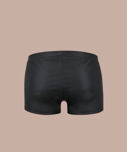Passion – 050 Patrick Shorts Schwarz S/m Pleasurements Passion 050 Patrick zwarte herenshorts met knoopsluiting gedragen door een model