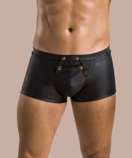 Passion – 050 Patrick Shorts Schwarz S/m Pleasurements Passion 050 Patrick zwarte herenshorts met knoopsluiting gedragen door een model