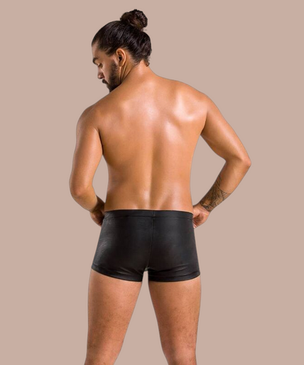 Passion – 050 Patrick Shorts Schwarz S/m Pleasurements Passion 050 Patrick zwarte herenshorts met knoopsluiting gedragen door een model