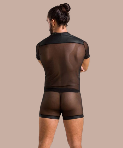 Passion – 052 Set Michael Schwarz L/xl Man met baard draagt Pleasurements Passion 052 Michael set, een zwart doorschijnend ondergoedsetje met drukknopen.