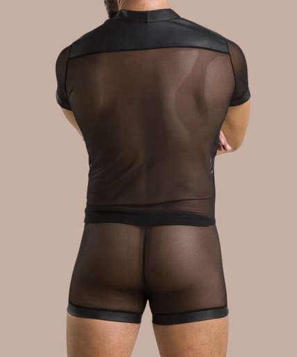 Passion – 052 Set Michael Schwarz L/xl Man met baard draagt Pleasurements Passion 052 Michael set, een zwart doorschijnend ondergoedsetje met drukknopen.