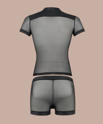 Passion – 052 Set Michael Schwarz L/xl Man met baard draagt Pleasurements Passion 052 Michael set, een zwart doorschijnend ondergoedsetje met drukknopen.
