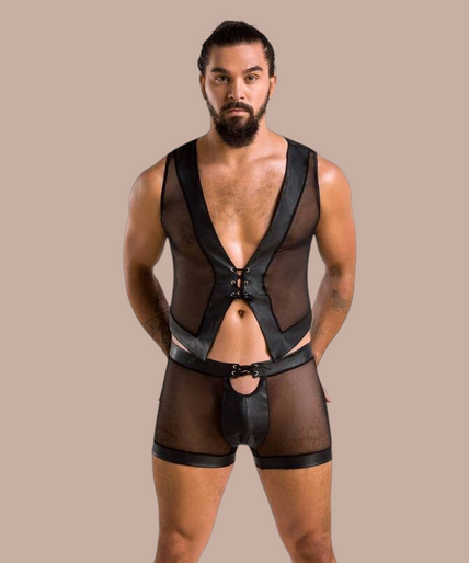 Passion – 053 Set William Schwarz S/m Pleasurements Passion 053 William set in zwart, bestaande uit een mesh vest en boxershort met vetersluiting.