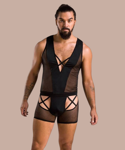 Passion – 054 Set Oscar Schwarz S/m Pleasurements Passion 054 Oscar set in zwart, een verleidelijk herenondergoed met mesh details en kruisende bandjes.