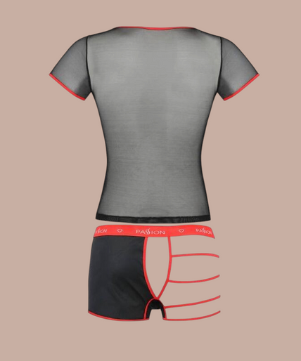 Passion – 055 Set Mark Schwarz L/xl Pleasurements Passion 055 Set Mark zwart herenondergoed met mesh en rode accenten gedragen door een model