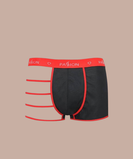 Passion – 055 Set Mark Schwarz L/xl Pleasurements Passion 055 Set Mark zwart herenondergoed met mesh en rode accenten gedragen door een model