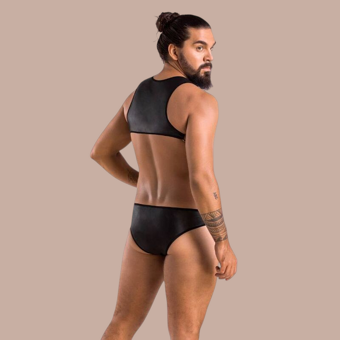 Pleasurements Passion 056 Body Adam zwarte bodysuit voor heren met een gedurfde, open rug en nauwsluitende pasvorm.