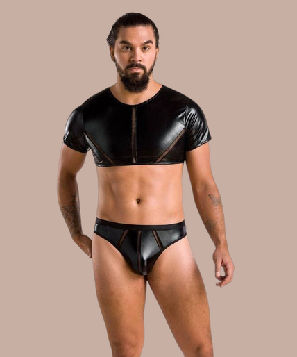Passion – 057 Set Peter Schwarz S/m Pleasurements Passion 057 Peter set in zwart, bestaande uit een cropped top en slip met glanzende lederlook details.