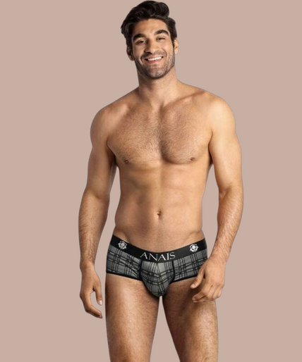 Anais Men – Balance Brief XL Pleasurements Anais Men Balance Brief met grijs ruitpatroon en zwarte tailleband gedragen door een model