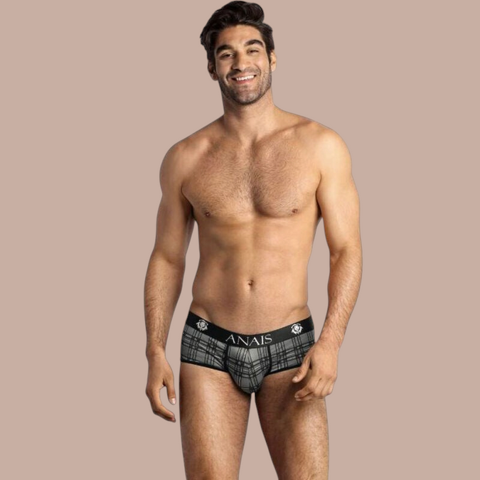 Pleasurements Anais Men Balance Brief met grijs ruitpatroon en zwarte tailleband gedragen door een model