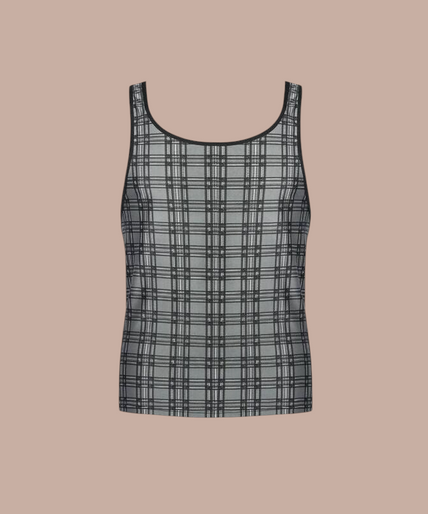 Anais Men – Balance Top S Pleasurements Anais Men Balance Top in grijs met ruitpatroon, gedragen door een glimlachend model.