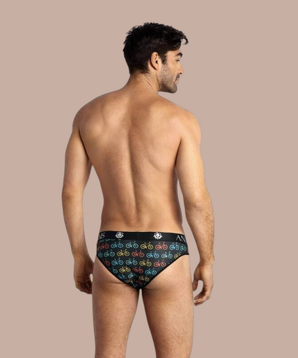 Anais Men – Benito Slip XL Model draagt Anais Men Benito slip met kleurrijk fietsenpatroon en Pleasurements merklogo op de tailleband