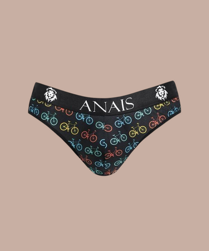 Anais Men – Benito Slip XL Model draagt Anais Men Benito slip met kleurrijk fietsenpatroon en Pleasurements merklogo op de tailleband