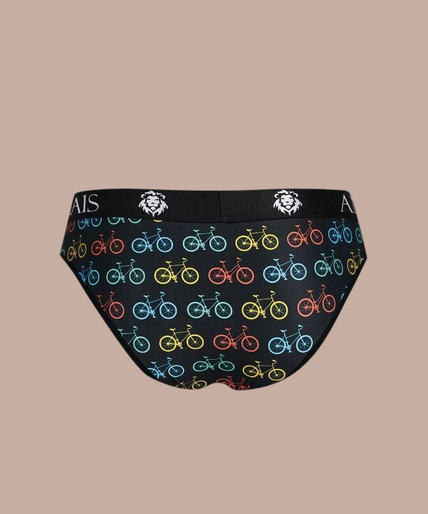 Anais Men – Benito Slip XL Model draagt Anais Men Benito slip met kleurrijk fietsenpatroon en Pleasurements merklogo op de tailleband