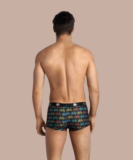 Anais Men – Benito Boxer S Pleasurements Anais Men Benito boxer met kleurrijk fietsenpatroon op zwarte ondergrond gedragen door een model