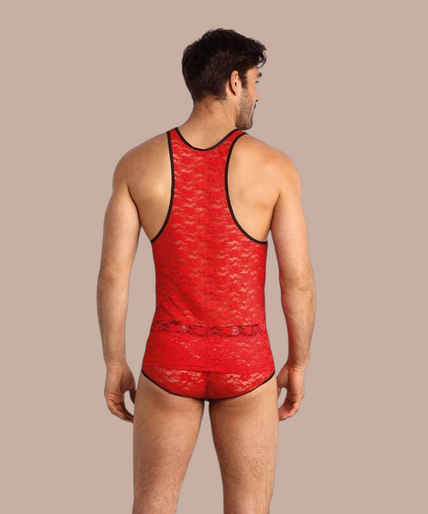 Anais Men – Brave Top XL Pleasurements Anais Men Brave Top in rood kant met zwarte bies gedragen door een glimlachend model