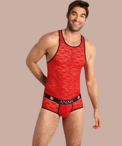 Anais Men – Brave Top XL Pleasurements Anais Men Brave Top in rood kant met zwarte bies gedragen door een glimlachend model