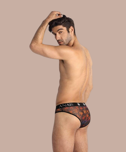 Anais Men – Chill Slip XL Pleasurements Anais Men Chill Slip met tropische print en zwarte tailleband gedragen door een model