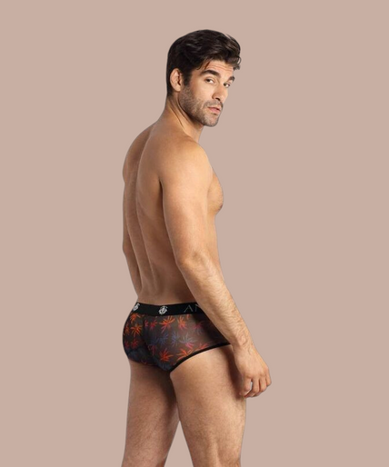 Anais Men – Chill Boxer Brief S Pleasurements Anais Men Chill boxer brief met kleurrijk bladmotief en elastische tailleband gedragen door een model.