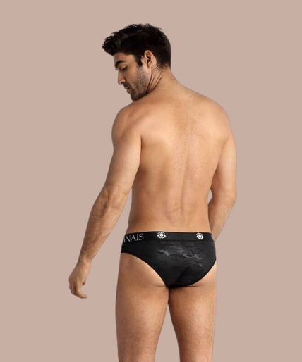 Anais Men – Electro Slip S Model draagt zwarte Anais Men Electro Slip herenonderbroek met merklogo op de tailleband van Pleasurements