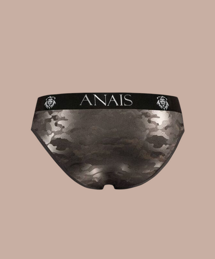 Anais Men – Electro Slip S Model draagt zwarte Anais Men Electro Slip herenonderbroek met merklogo op de tailleband van Pleasurements