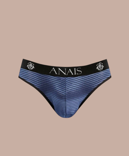 Anais Men – Naval Slip S Pleasurements Anais Men Naval Slip in blauw met een elastische tailleband gedragen door een glimlachend model