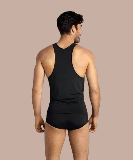 Anais Men – Petrol Top S Pleasurements Anais Men Petrol top in zwart gedragen door een glimlachend model als onderdeel van premium ondermode.