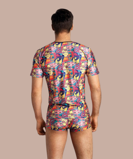 Anais Men – Comics T-Shirt S Pleasurements Anais Men Comics T-shirt met kleurrijke stripboekprint gedragen door een glimlachend model