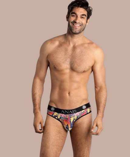 Anais Men – Comics Slip XL Pleasurements Anais Men Comics Slip met kleurrijke stripboekprint en zwarte tailleband gedragen door een model
