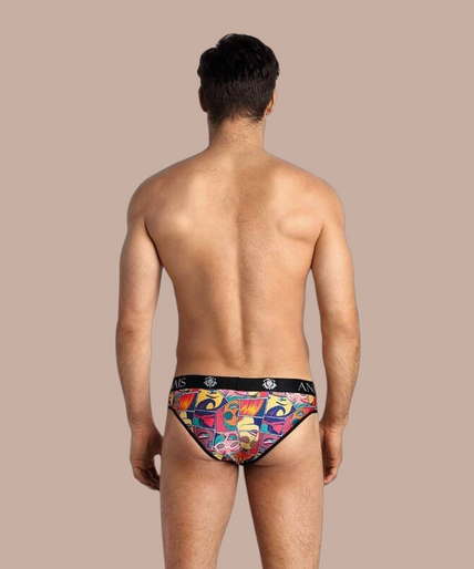 Anais Men – Comics Slip XL Pleasurements Anais Men Comics Slip met kleurrijke stripboekprint en zwarte tailleband gedragen door een model