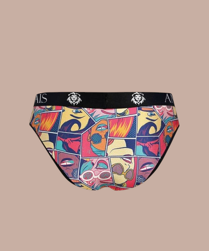Anais Men – Comics Slip XL Pleasurements Anais Men Comics Slip met kleurrijke stripboekprint en zwarte tailleband gedragen door een model