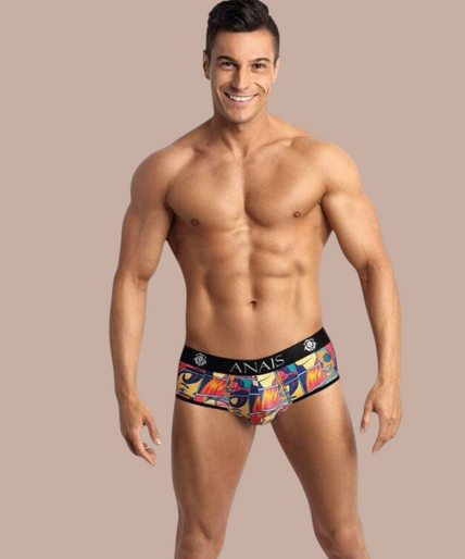 Anais Men – Comics Jock Bikini XL Pleasurements Anais Men Comics jock bikini met kleurrijke stripboekprint en zwarte tailleband op een model.