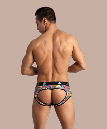 Anais Men – Comics Jock Bikini XL Pleasurements Anais Men Comics jock bikini met kleurrijke stripboekprint en zwarte tailleband op een model.