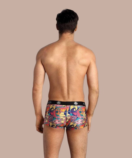 Anais Men – Comics Boxer S Model draagt Pleasurements Anais Men Comics boxer met kleurrijke stripverhaalprint en zwarte tailleband.
