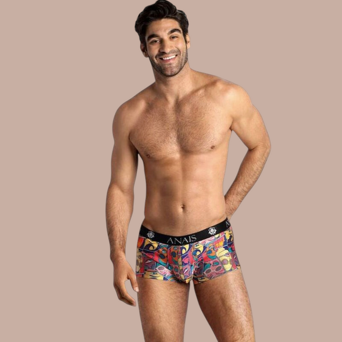 Model draagt Pleasurements Anais Men Comics boxer met kleurrijke stripverhaalprint en zwarte tailleband.