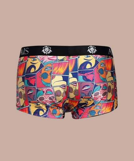 Anais Men – Comics Boxer S Model draagt Pleasurements Anais Men Comics boxer met kleurrijke stripverhaalprint en zwarte tailleband.
