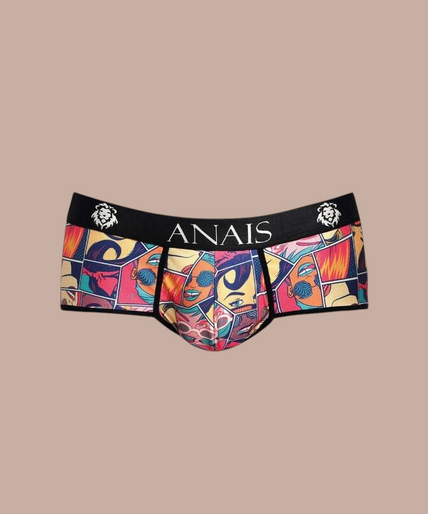 Anais Men – Comics Slip L Pleasurements Anais Men Comics brief met kleurrijke stripboekprint en zwarte tailleband gedragen door een model