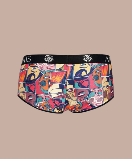 Anais Men – Comics Slip L Pleasurements Anais Men Comics brief met kleurrijke stripboekprint en zwarte tailleband gedragen door een model