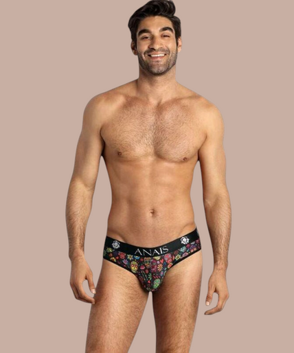 Anais Men – Mexico Slip XL Pleasurements Anais Men Mexico slip met kleurrijke schedelprint en zwarte tailleband gedragen door een model